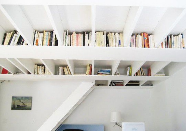 Białe półki na książki zamontowane pod sufitem (25082)