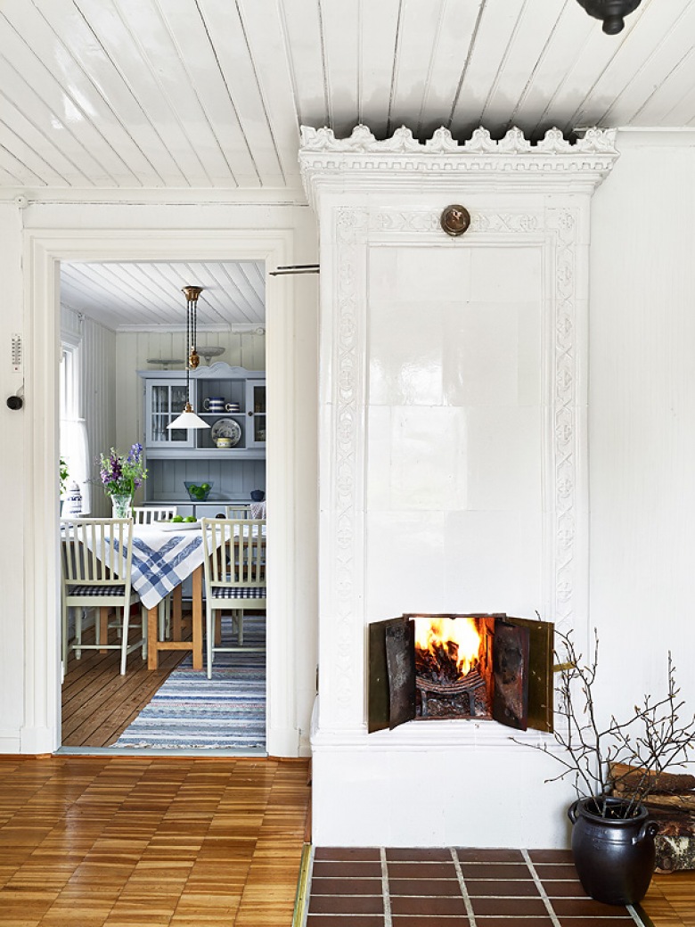 Stylowy biały piec i niebieska tradycyjna kuchnia w stylu skandynawskim (21580)