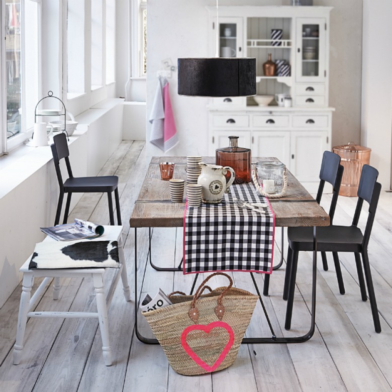 Biały kredens skandynawski,bielone deski ,metalowy stół z drewnianym surowym blatem i czarne krzesła z lampą nad stołem (27711)