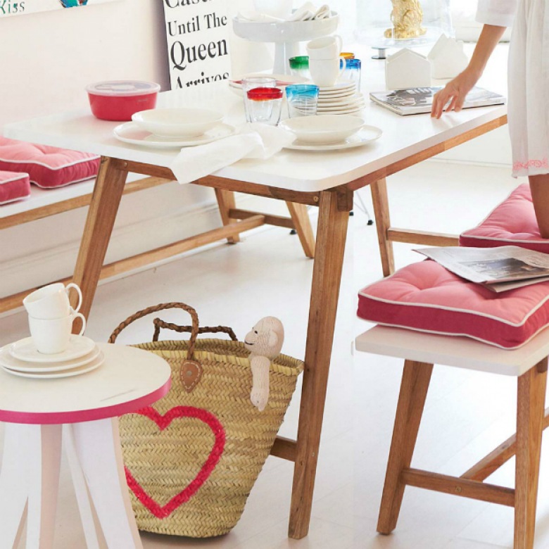 Skandynawski stół i ławki z drewnianymi blatami,różowe poduchy siedziska i pleciony koszyk z różowym sercem (27712)