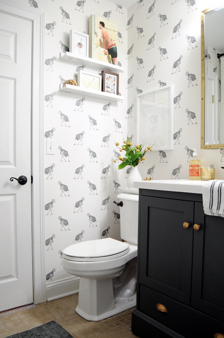 Aranżacja białej łazienki z czarnymi dodatkami i wzorzystą tapetą (42231)