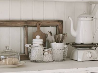 Biała porcelana,półki i szafki w stylu vintage (20581)