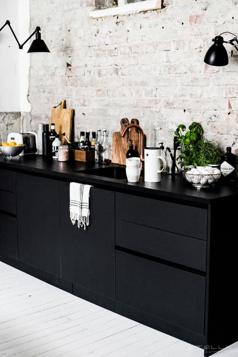 Czarne szafki kuchenne rewelacyjnie wyglądają z białymi cegłami na ścianie. Towarzystwo takich naturalnych materiałów,...