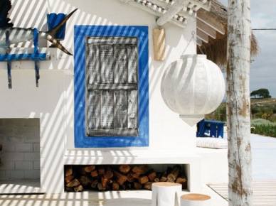 Biało-niebieski wakacyjny dom ze strzechą i bielonym drewnem (17337)