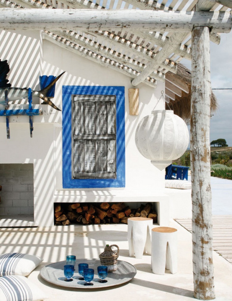 najpiękniejszy, wymarzony dom na letnie wakacje - stylizowany na chatę rybacką , z pięknymi , błękitnymi, lazurowymi czy szafirowymi elementami dekoracji i z rewelacyjną strzechą na dachu ! Dom westchnień, idylla w najlepszym wydaniu, czyli cudny dom, luksus w stylu portugalskiego, rybackiego domu. Uważam ten dom za najlepszy projekt !!! letniego domu nad morzem - nieodwołalnie...