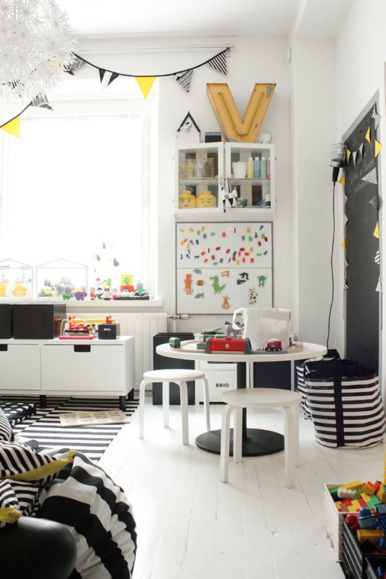 Czarne i żółte dodatki w dekoracjibiałego pokoju dla dziecka (26773)