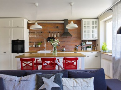 Piękne polskie mieszkanie z czerwonymi dodatkami, cegłami w kuchni oraz białym drewnem