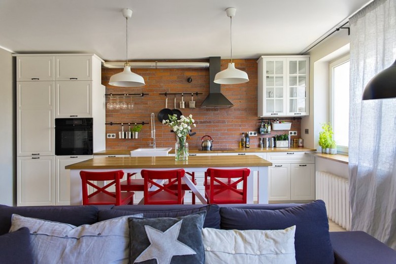 Piękne polskie mieszkanie z czerwonymi dodatkami, cegłami w kuchni oraz białym drewnem (50712)