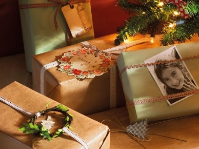 Pomysł na proste papierowe dekoracje świątecznych prezentów (19724)