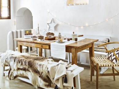 Drewniany stół i bogate dekoracje w jadalni (51309)