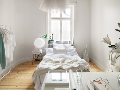 Aranżacja białej sypialni z biurkiem i drewnianą podłogą z naturalnego drewna (21385)