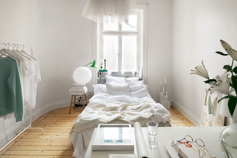 Aranżacja białej sypialni z biurkiem i drewnianą podłogą z naturalnego drewna (21385)