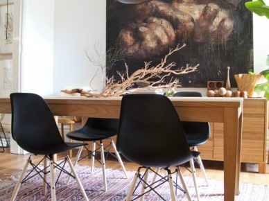 Prostokątny stół  w okleinie z drewna z czarnymi krzeslami w nowoczesnym stylu (21999)