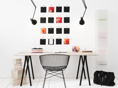 Biała podłoga,ażurowe czarne krzesło i skandynawskie biurko  z lampami na wysięgnikach (25219)