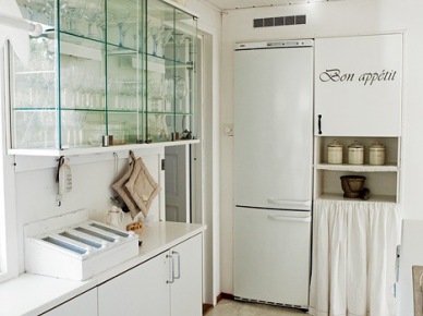 Biała kuchnia w stylu francuskim ze szklanymi szafkami na ścianie (25591)