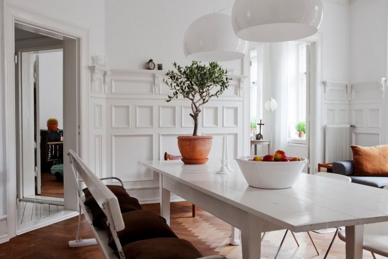 salon , który mieści w sobie kilka stylów - tradycję szwedzką, styl klasyczny w sztukateriach na ścianie, skandynawski...