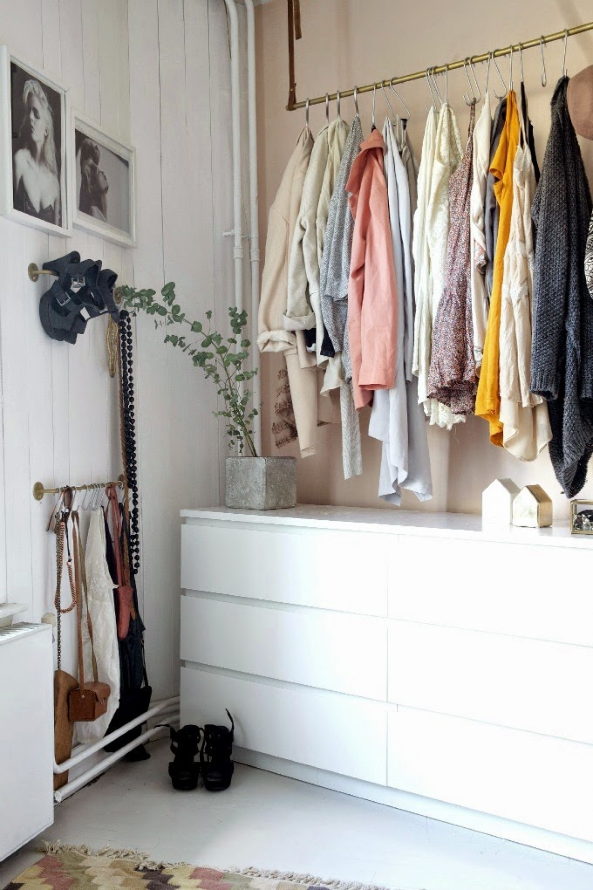 Jak przechowywać ubrania w mieszkaniu bez szafy? – LEMONIZE.ME (27674)
