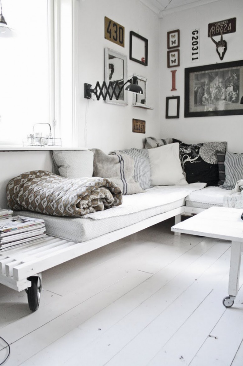 Biała sofa z palet na kółkach, czarny kinkiet z wysiegnikiem z galerią grafik i fotografii (20313)