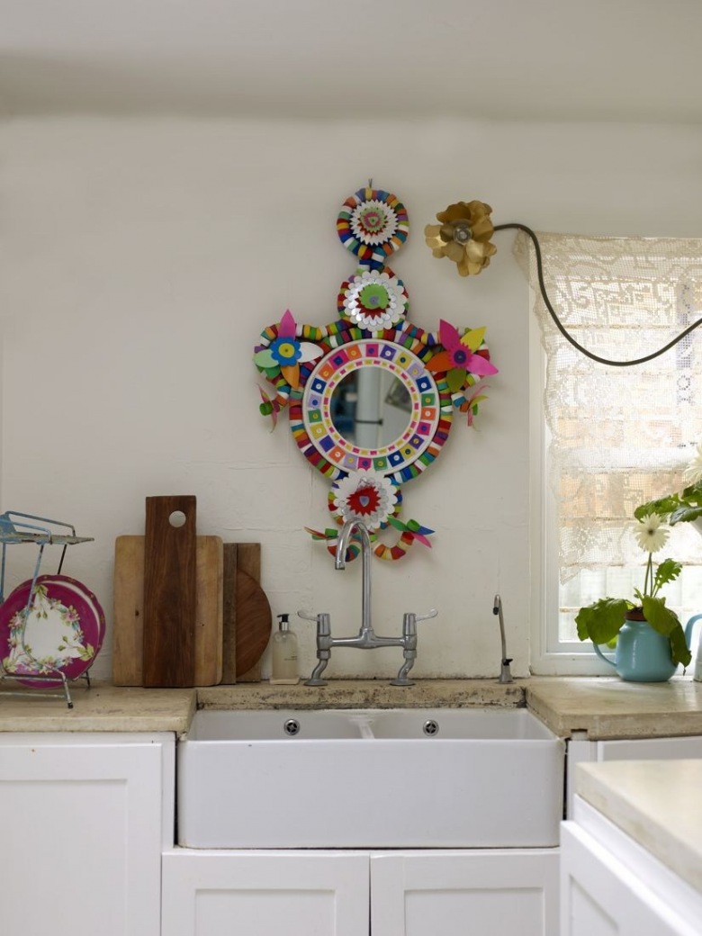 Kolorowe etniczne dekoracje na ścianie w białej kuchni (21748)