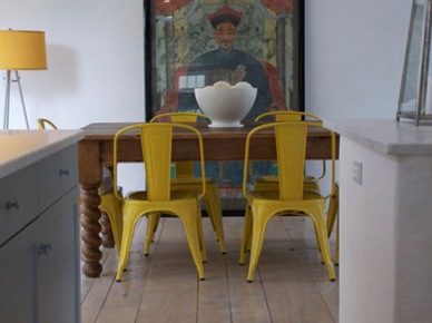 Żółte metalowe   krzesła ze stylowym stołem (16808)