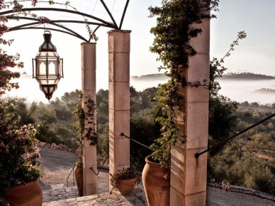 Marokańskie latarenki,gliniane wazony i pnacza na śródziemnomorskim tarasie (25391)