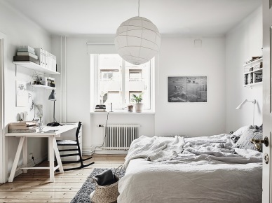 Biała sypialnia z kącikiem biurowym,biurko na kozłach w stylu skandynawskim,aranzacja białej sypialni (47741)