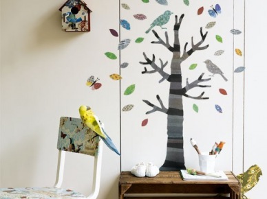 Kolorowa naklejka drzewko,drewniana skrzynka w roli szafki,kolorowe ptaszki i krzesło malowane techniką decoupage (26391)