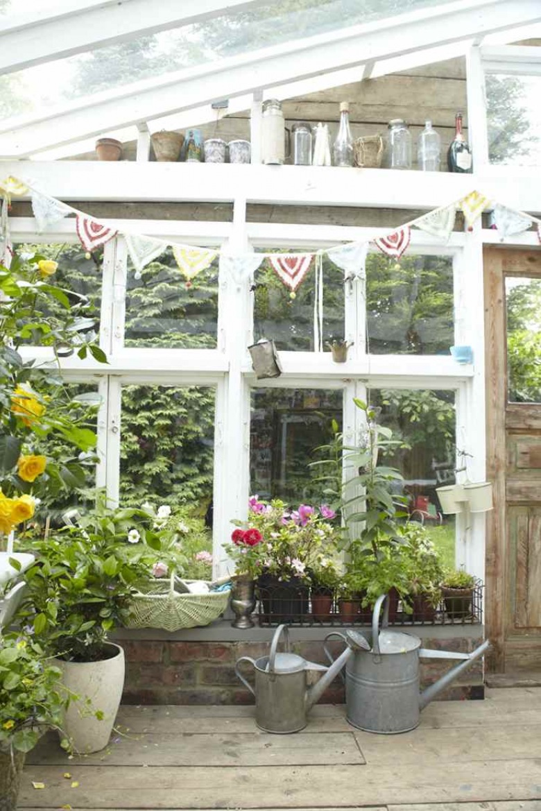 uroczy biały domek w Anglii z romantyczną oranżerią i altaną w ogrodzie - warto obejrzeć swobodne kompozycje roślin i...