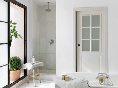 Biała łazienka z dużymi oknami i wanną pośrodku wnętrza (23596)