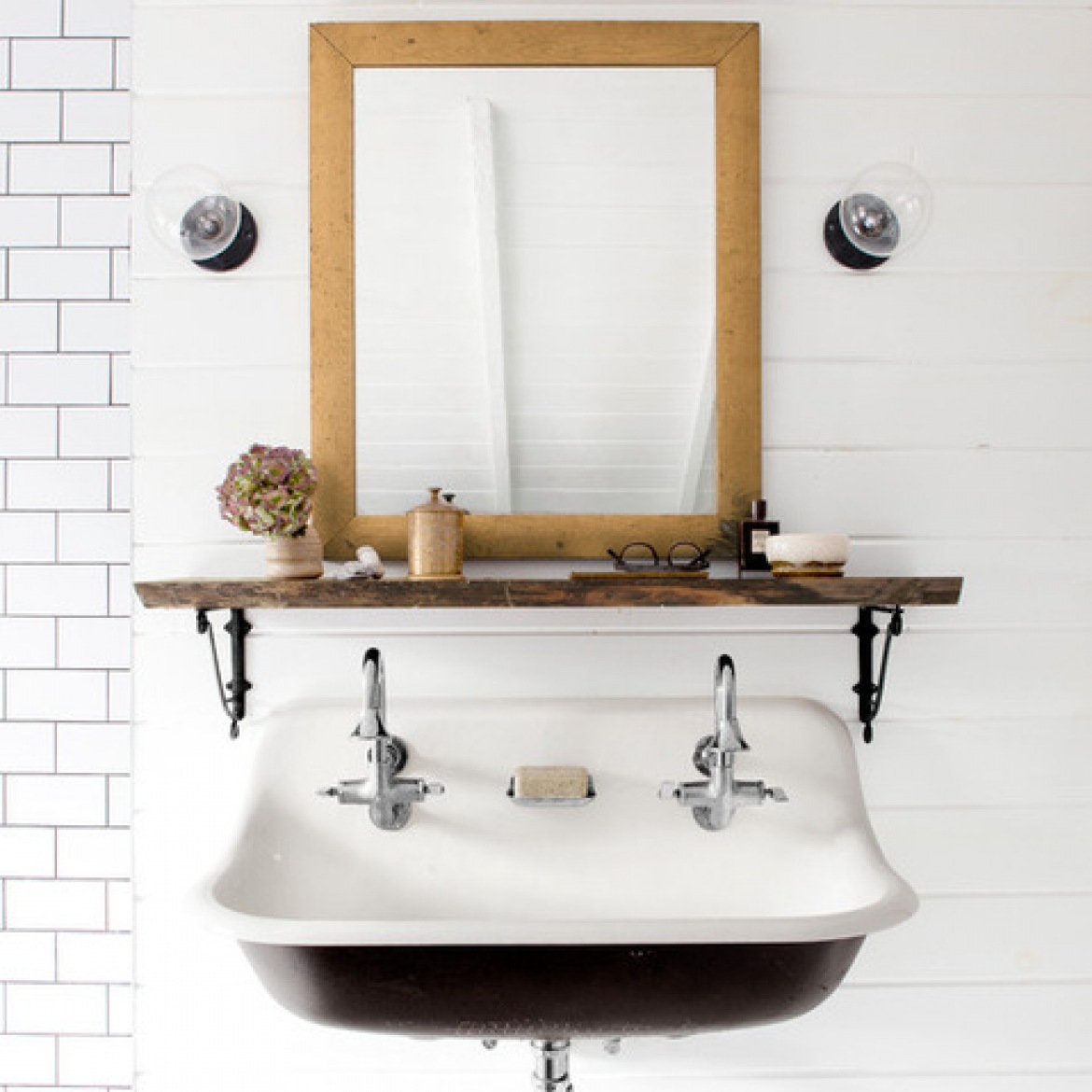 Drewniane lustro i półka na metalowych podporach w białej rustykalnej łazience (21301)