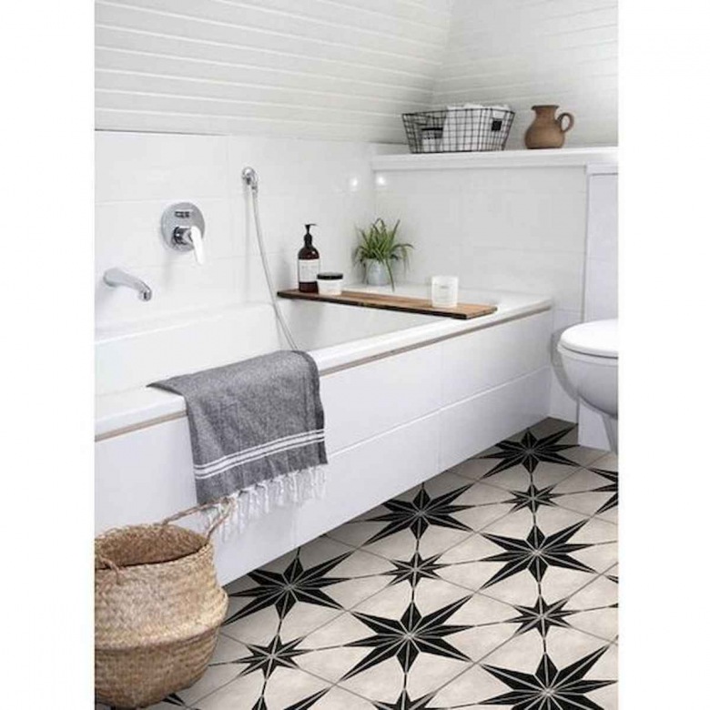 W aranżacji łazienki całą uwagę przykuwa do siebie wzorzysta podłoga z motywem gwiazd. To bardzo oryginalne...