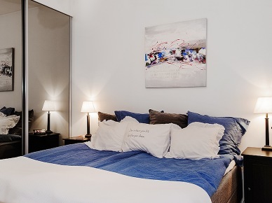 Lustrzane szafy i biało-niebieskie detale w skandynawskiej sypialni w sypialni (21176)