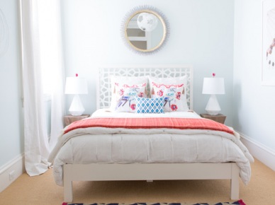 Mała sypialnia w pastelowych kolorach i z oryginalnymi dodatkami (53392)