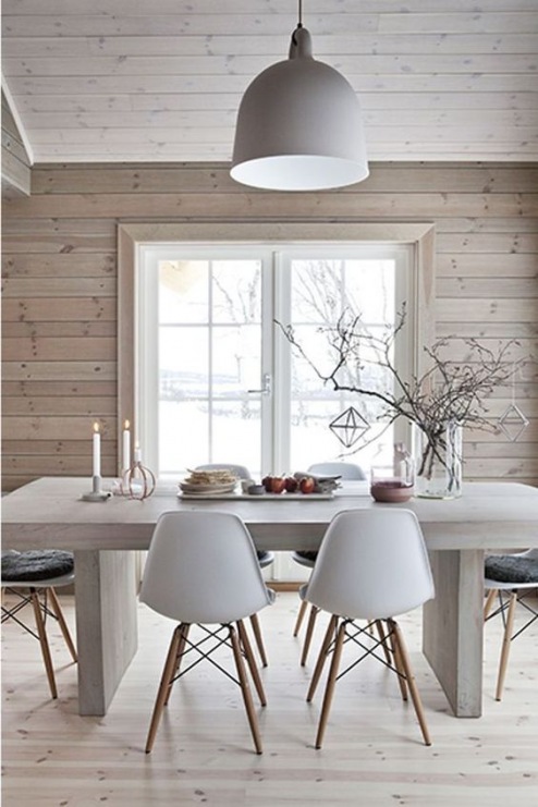 Bielony drewniany stół o bardzo prostej i dość masywnej postaci zajmuje centralne miejsce w jadalni. Wokół niego...