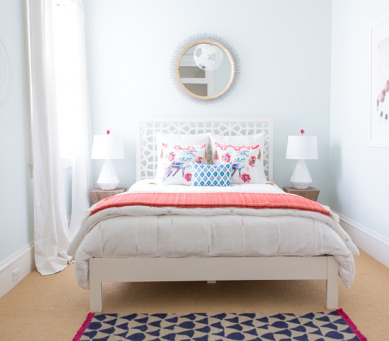 Before & after sypialni, czyli pomysł na romantyczne małe wnętrze w pastelowych barwach (53392)
