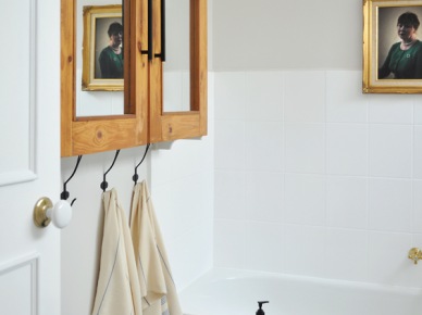 Drewniana szafka z lustrzanymi drzwiczkami w łazience (54538)