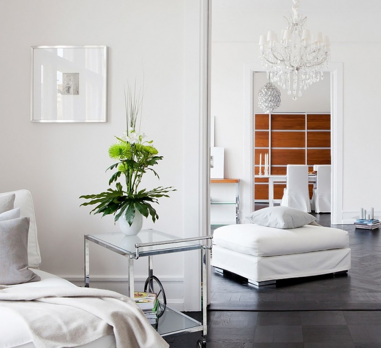 kolejny piękny salon w skandynawskim stylu - biały, estetyczny i ujmujący.