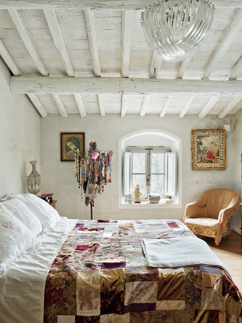 czym się wyróżnia styl w Toskanii ? - białe tynki ścianach, kamienne posadzki i dużo drewnianych belek przy suficie...