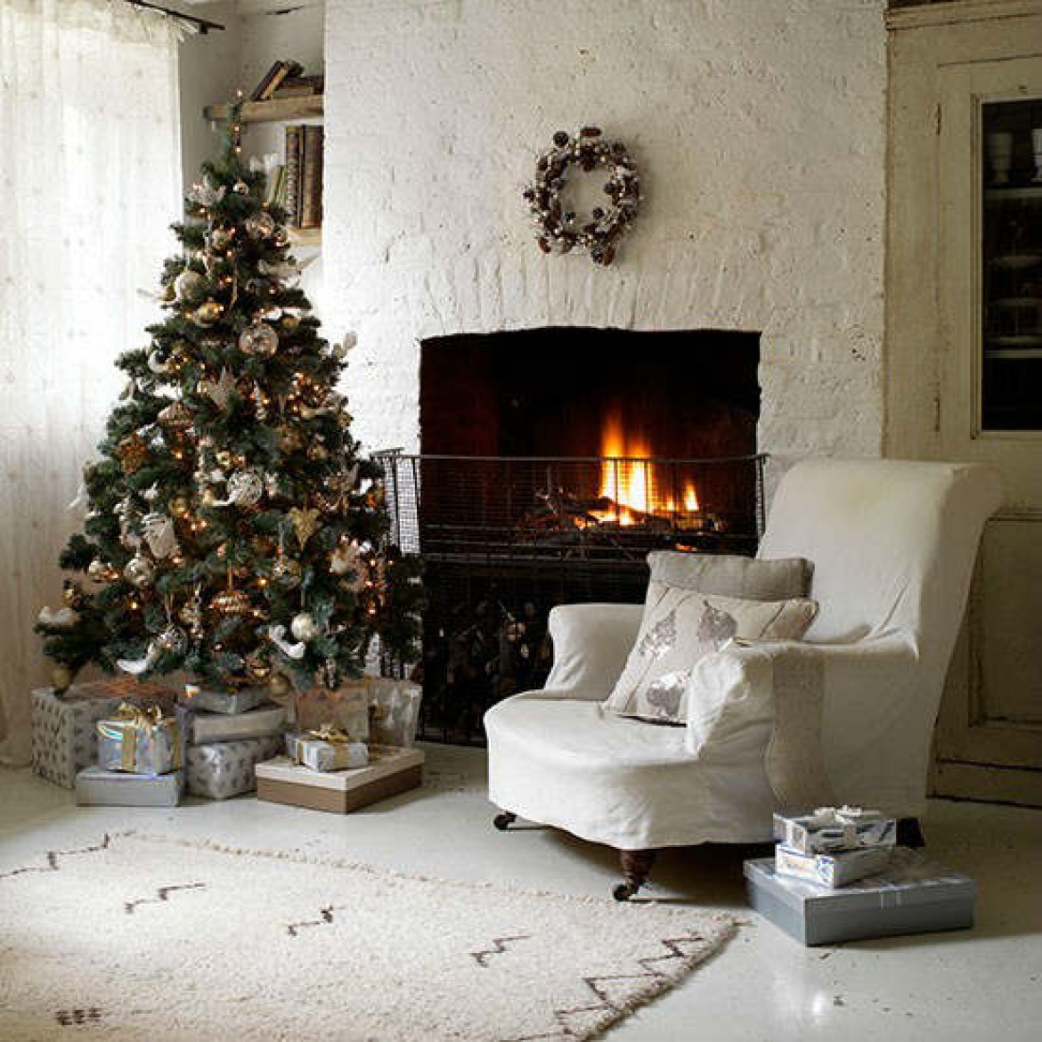 Biało-złoty salon z kominkiem  w świątecznej dekoracji (19819)