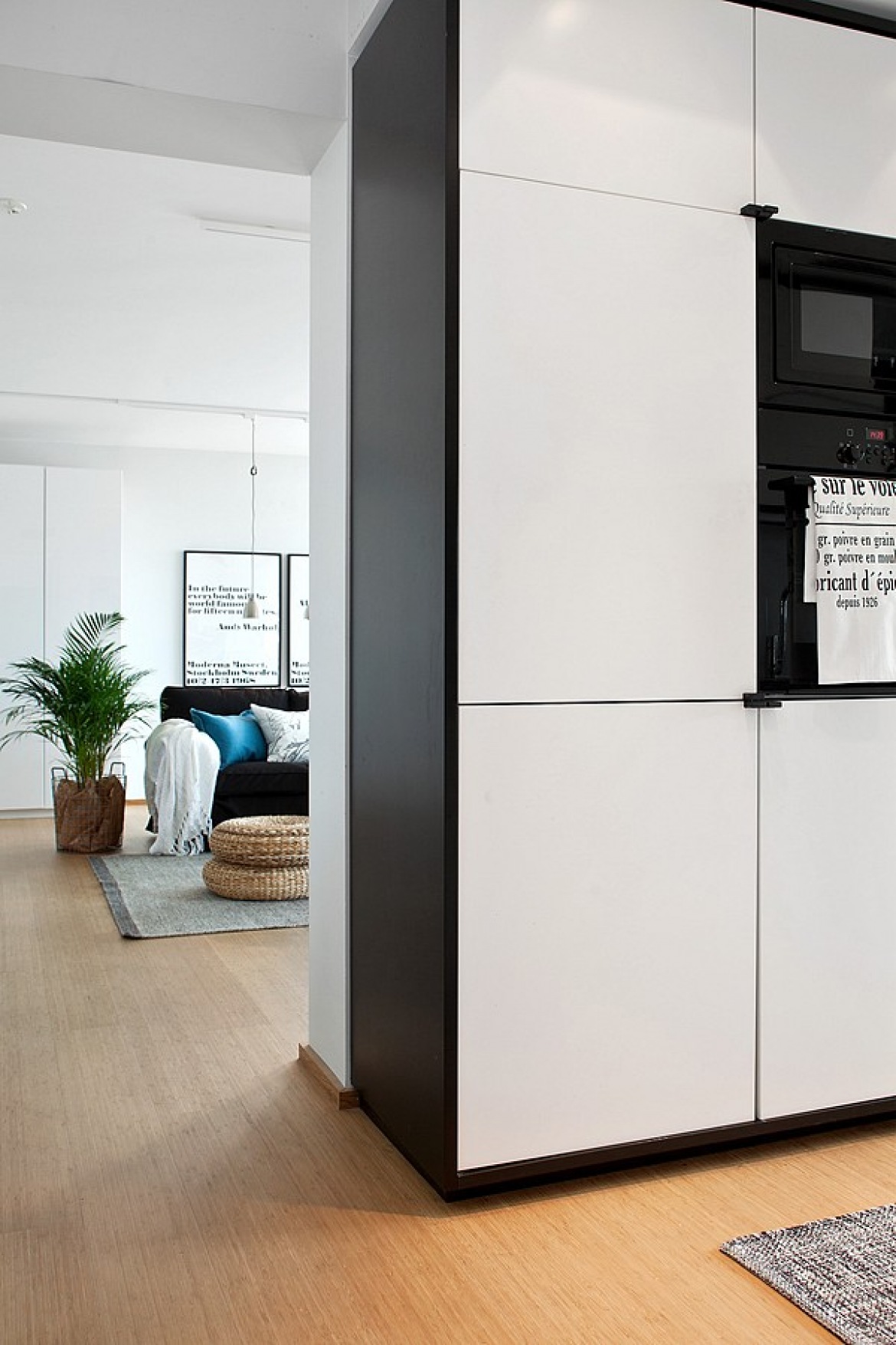 Biało-czarna kuchnia otwarta salon w stylu skandynawskim (21523)