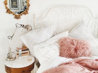 Aranżacja białej sypialni ze złotym lustrem i różowymi dodatkami (52096)