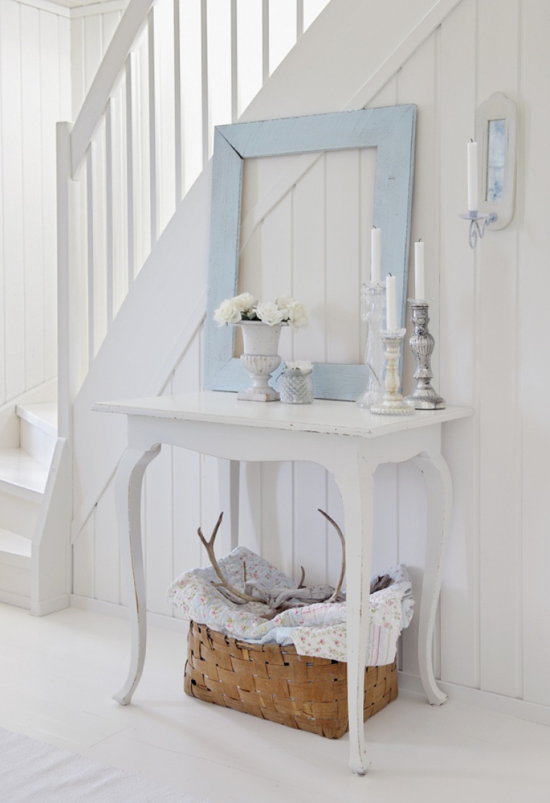 Biała postarzana konsolka z drewna i niebieskie lustro vintage  przy białych schodach (24482)