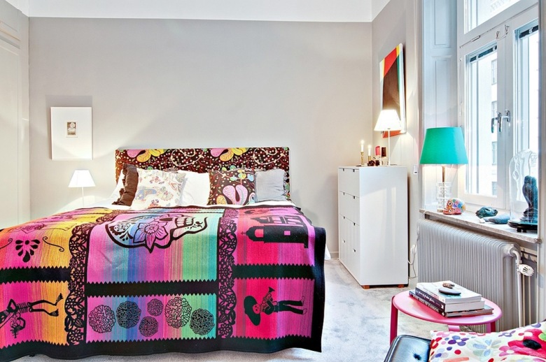 Kolorowe łóżko we wzory w sypialni z szarymi scianami (27855)