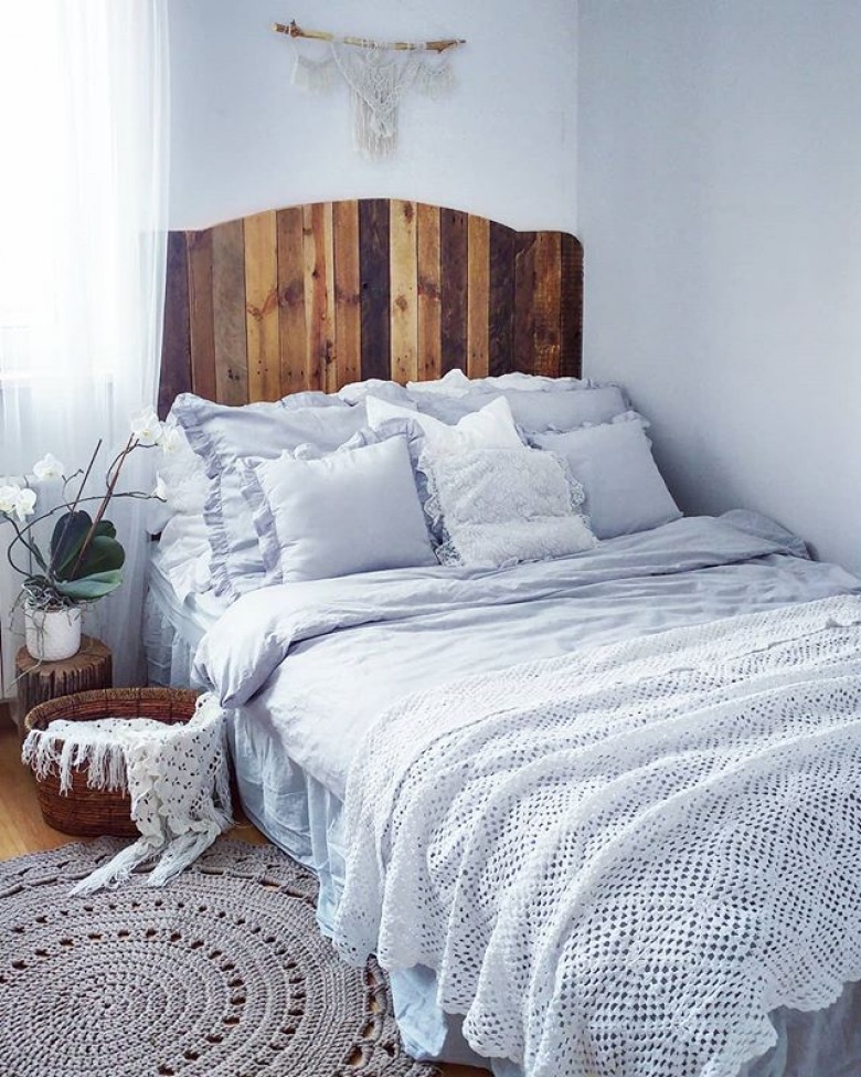Mała sypialnia pełna jest uroku i romantycznej atmosfery. Drewniane wezgłowie łóżka wnosi sporo naturalnego charakteru...