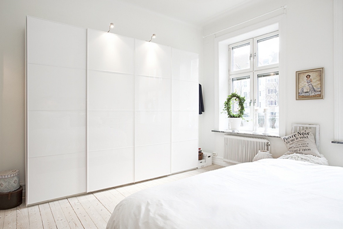 Biała garderoba na całą ścianę w sypialni (48849)