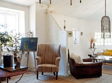 Sizalowy dywan, kuty stolik i druciany żyrandol  w aranżacji salonu (20301)