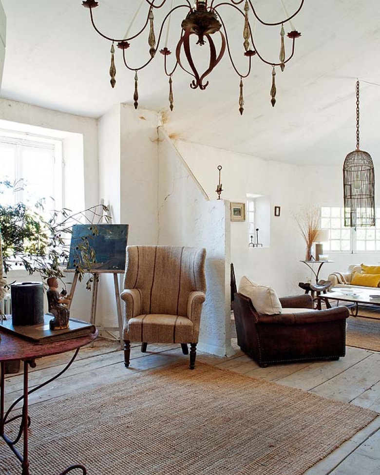 Sizalowy dywan, kuty stolik i druciany żyrandol  w aranżacji salonu (20301)