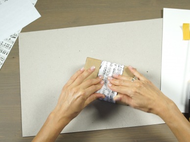 Pakowanie prezentów w papier z dekoracjami (50964)