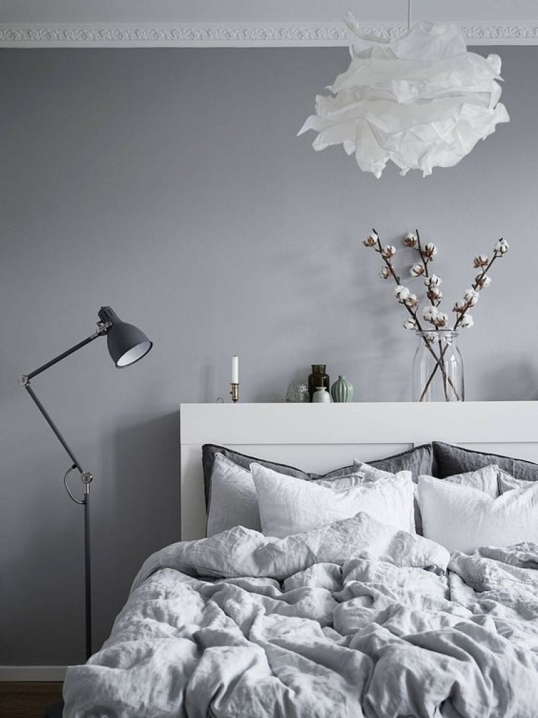 W sypialni monochromatyczna paleta barw wprowadza spokój i jednocześnie elegancję. Pojedyncze dekoracje na wezgłowiu łóżka odpowiadają za przytulny i osobisty...