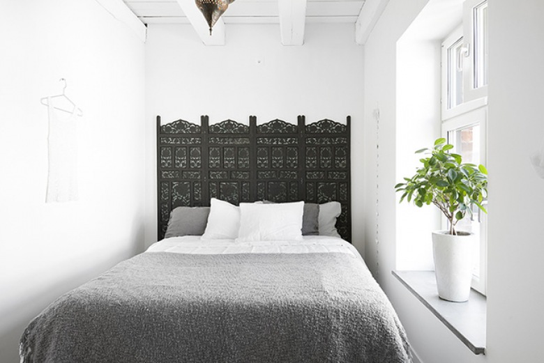 Sypialnia jest malutka, podwójne łóżko ma szerokość niewiele mniejszą od szerokości ściany. Mimo tego aranżacja pokoju...